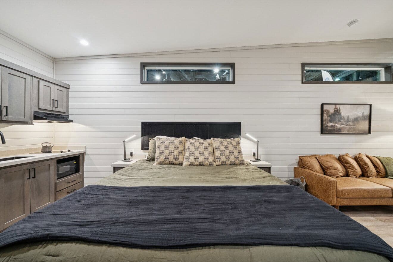 Cottonwood 14361h bedroom home features