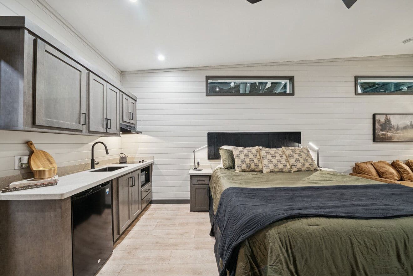 Cottonwood 14361h bedroom home features