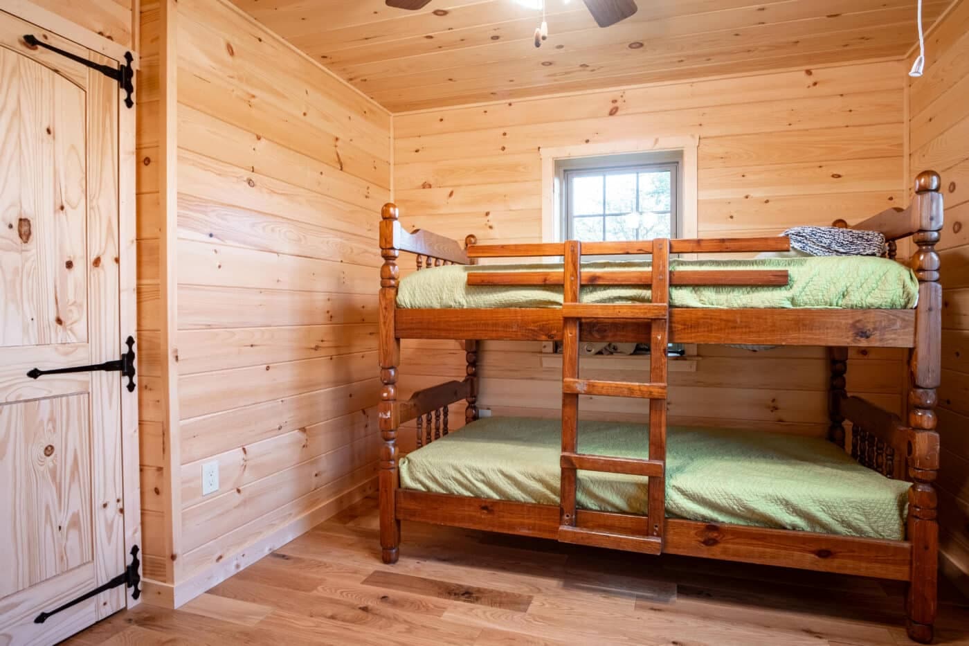 Alpine 2652 bedroom home features