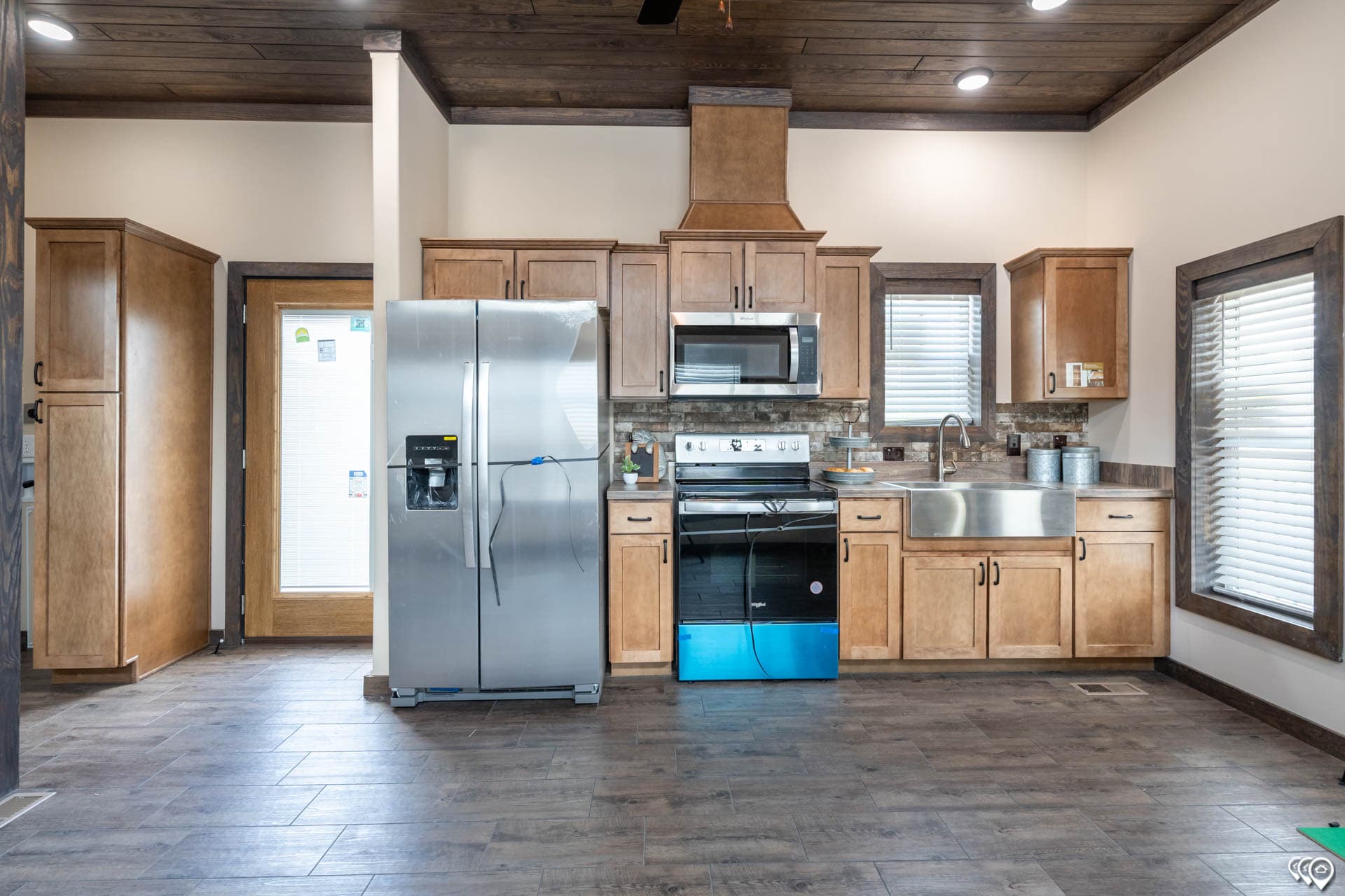 Cozy cabin 1 kitchen home features