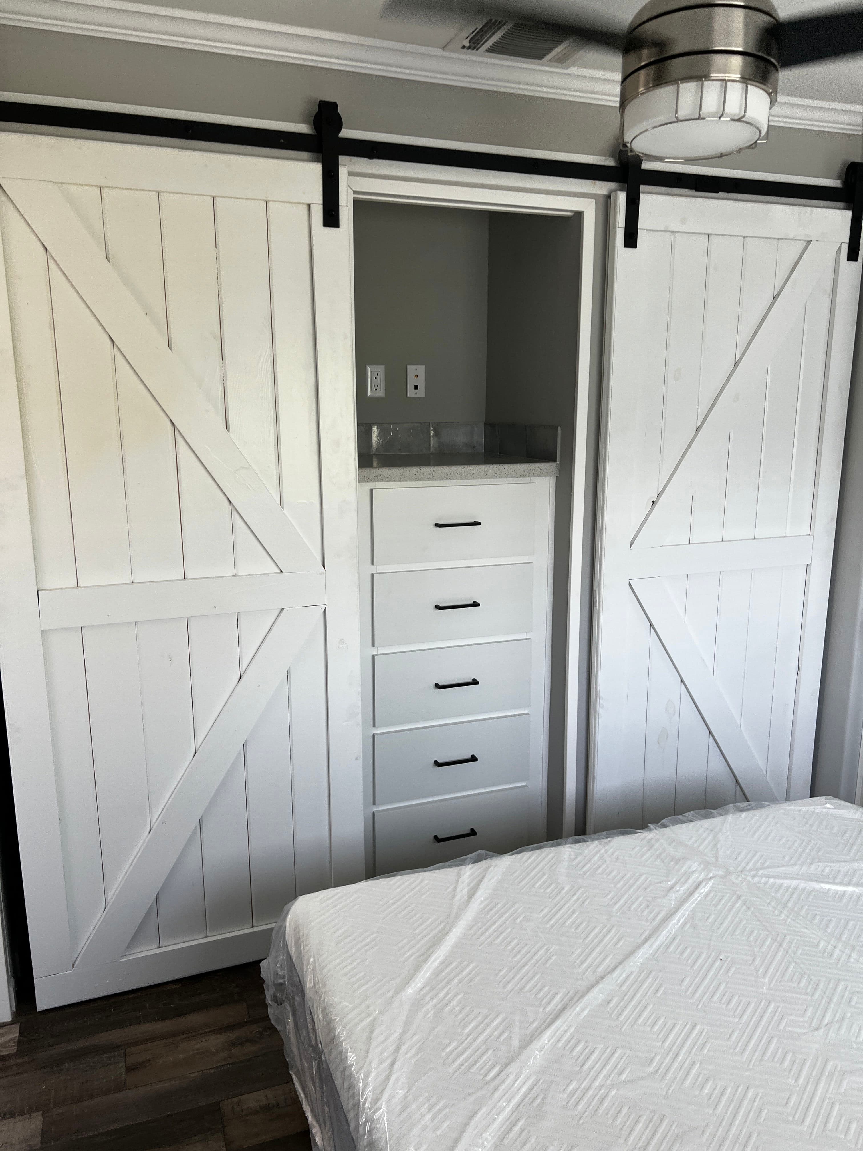 Hawk 12422a interior and bedroom home features