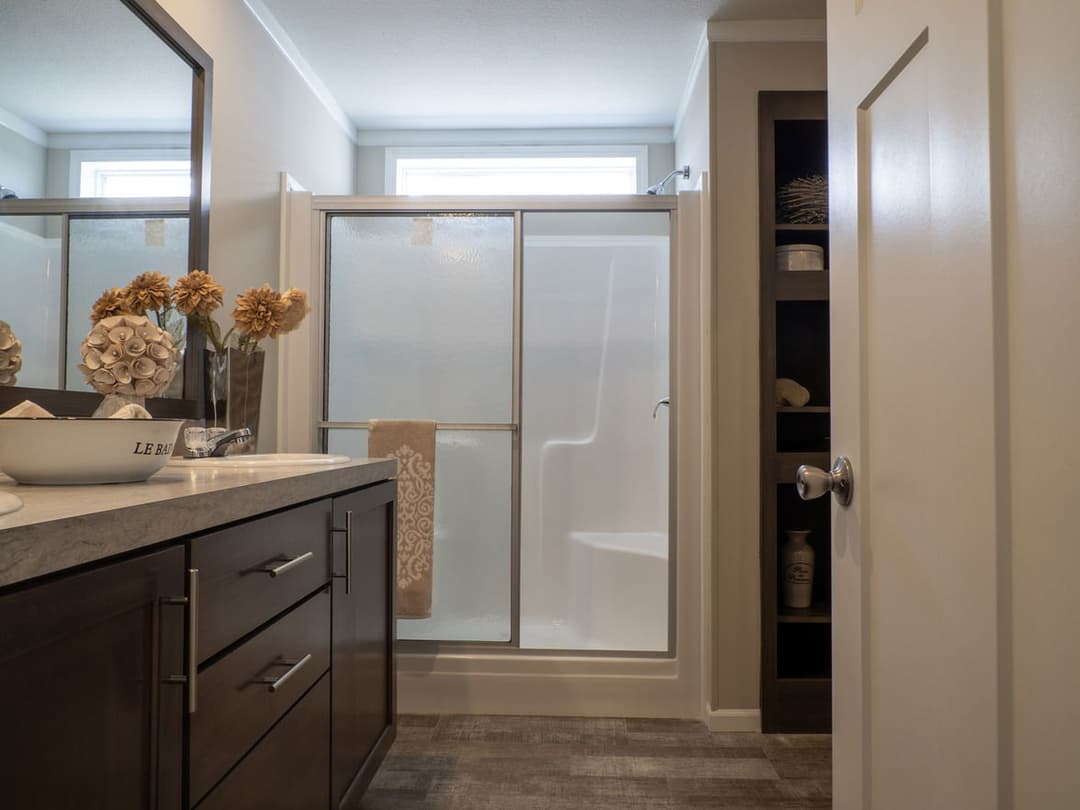 Avon park 24482e bathroom home features