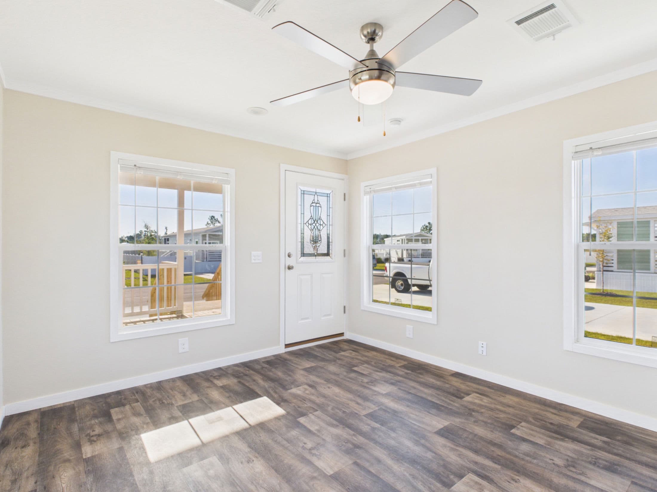 The rose 12401u interior home features