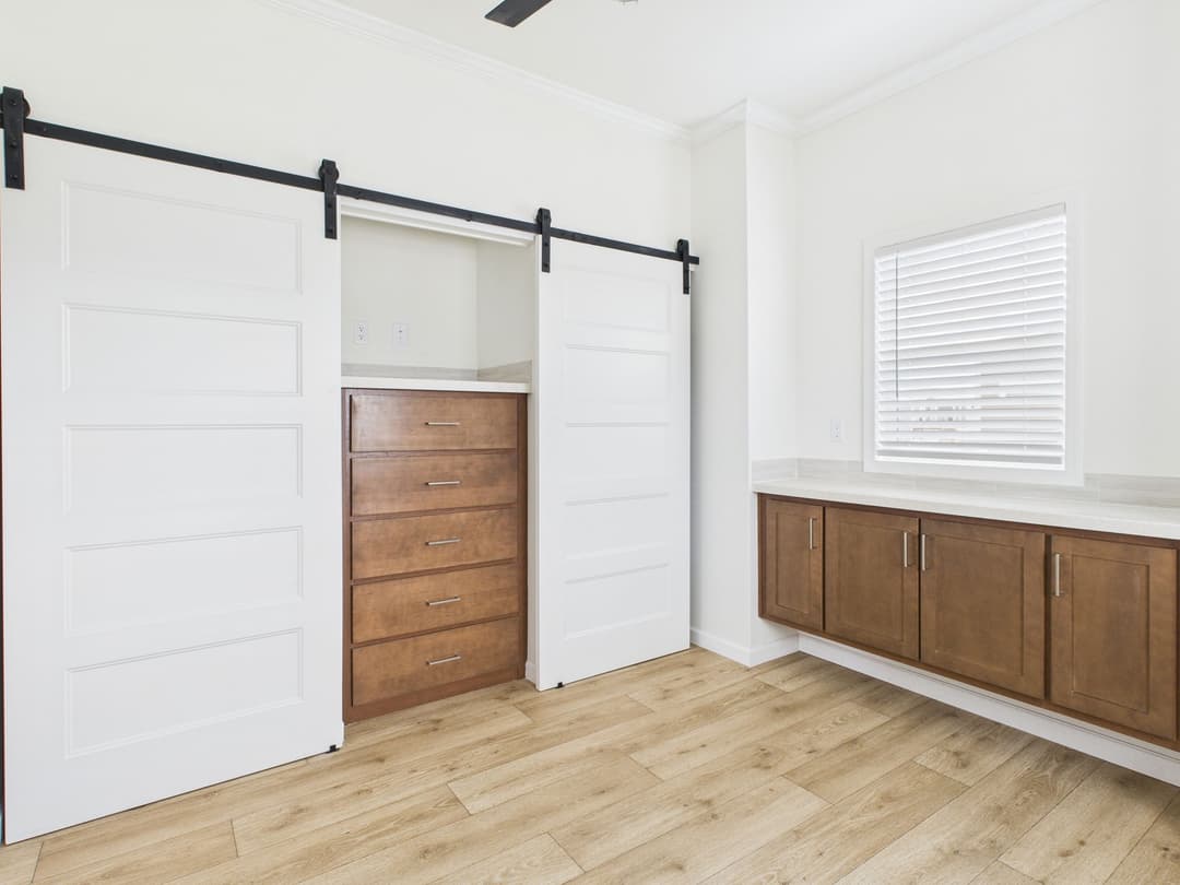 Hawk 13381c interior and bedroom home features