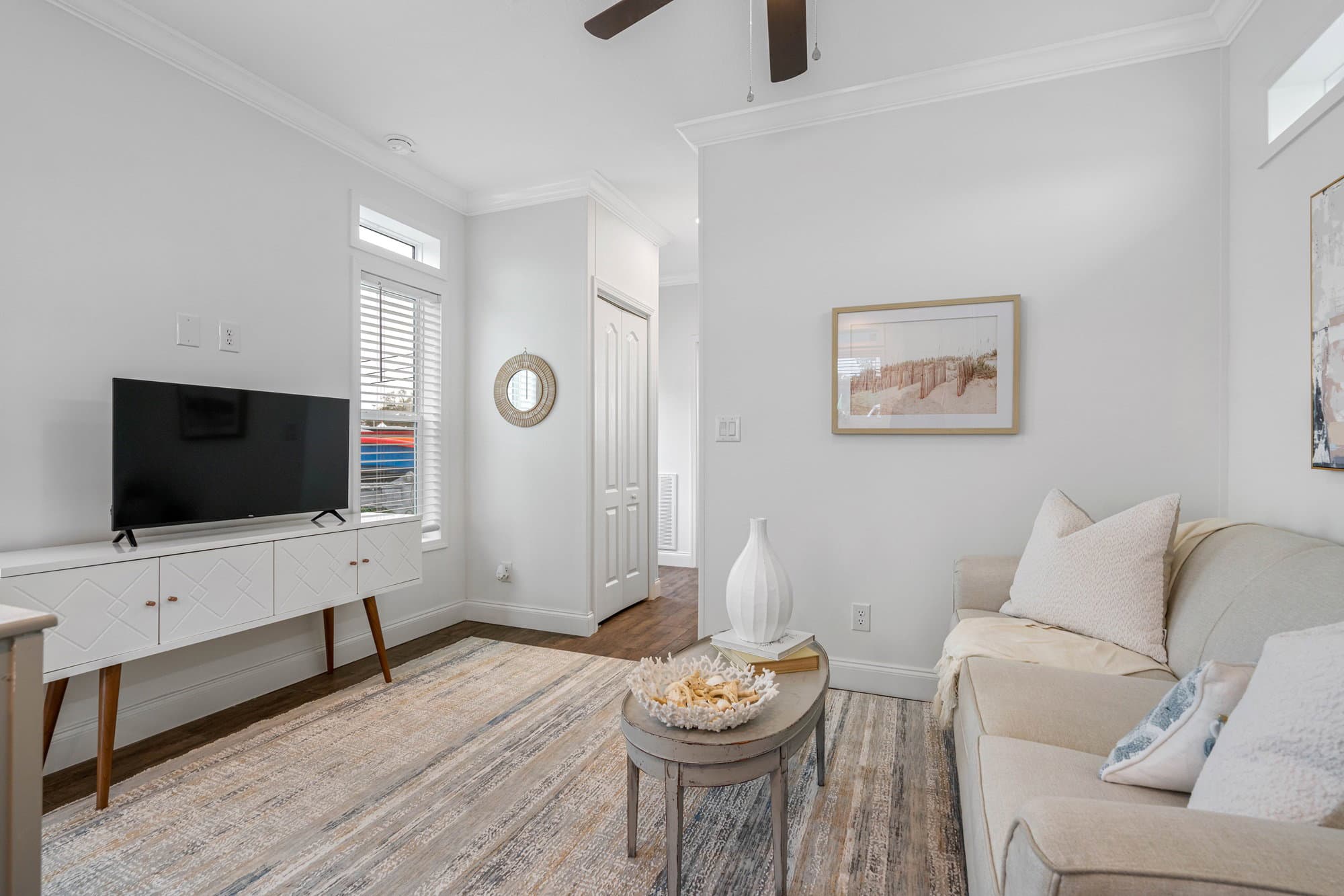 Daisy interior home features