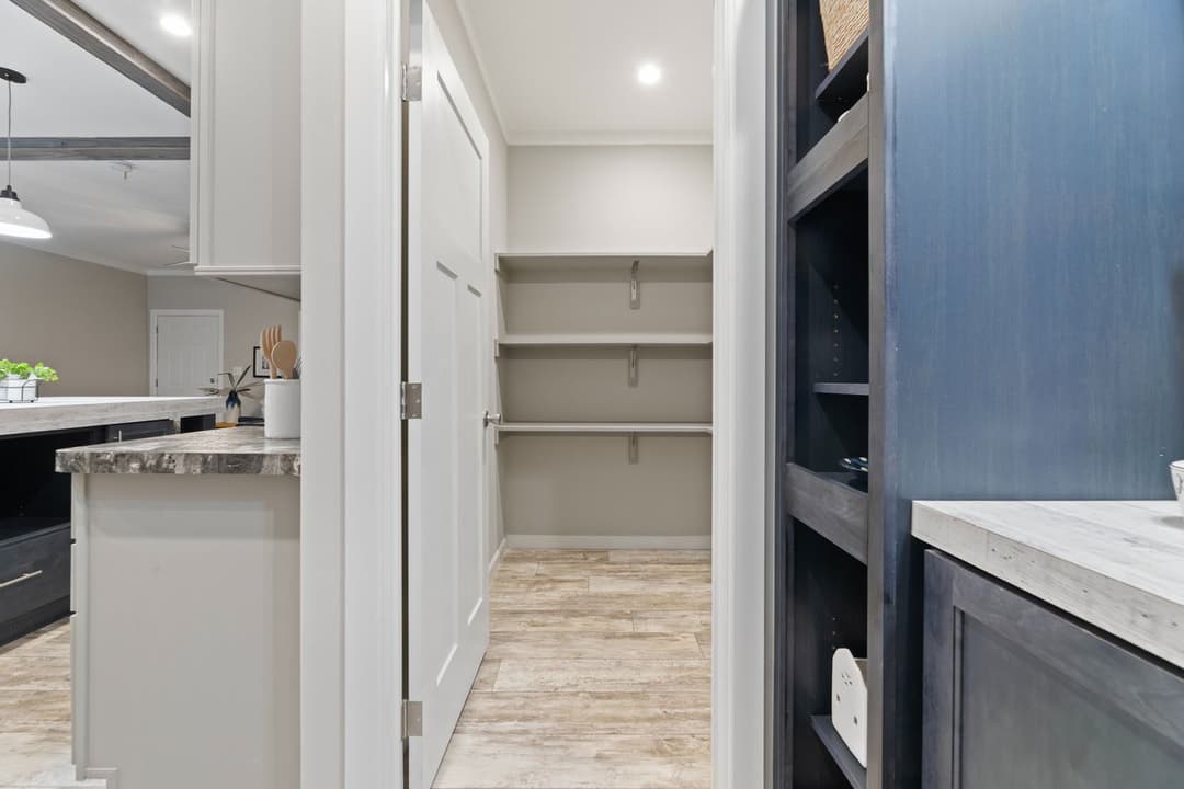 Buncic 28684b interior home features