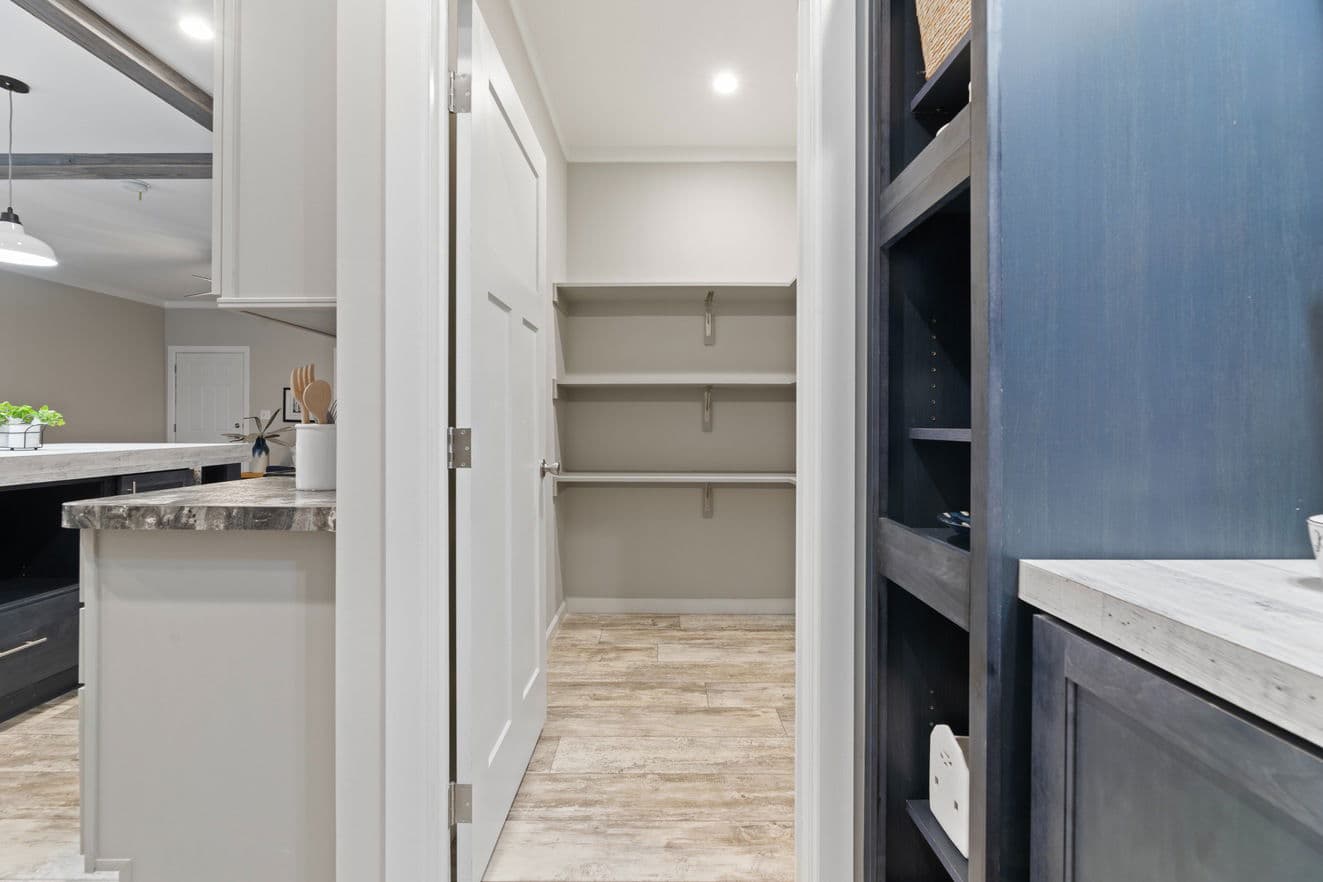 Buncic 28684b interior home features