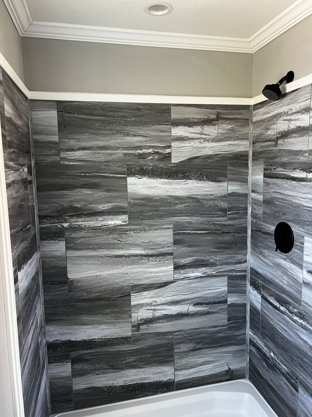 Hawk 12422a interior and bathroom home features