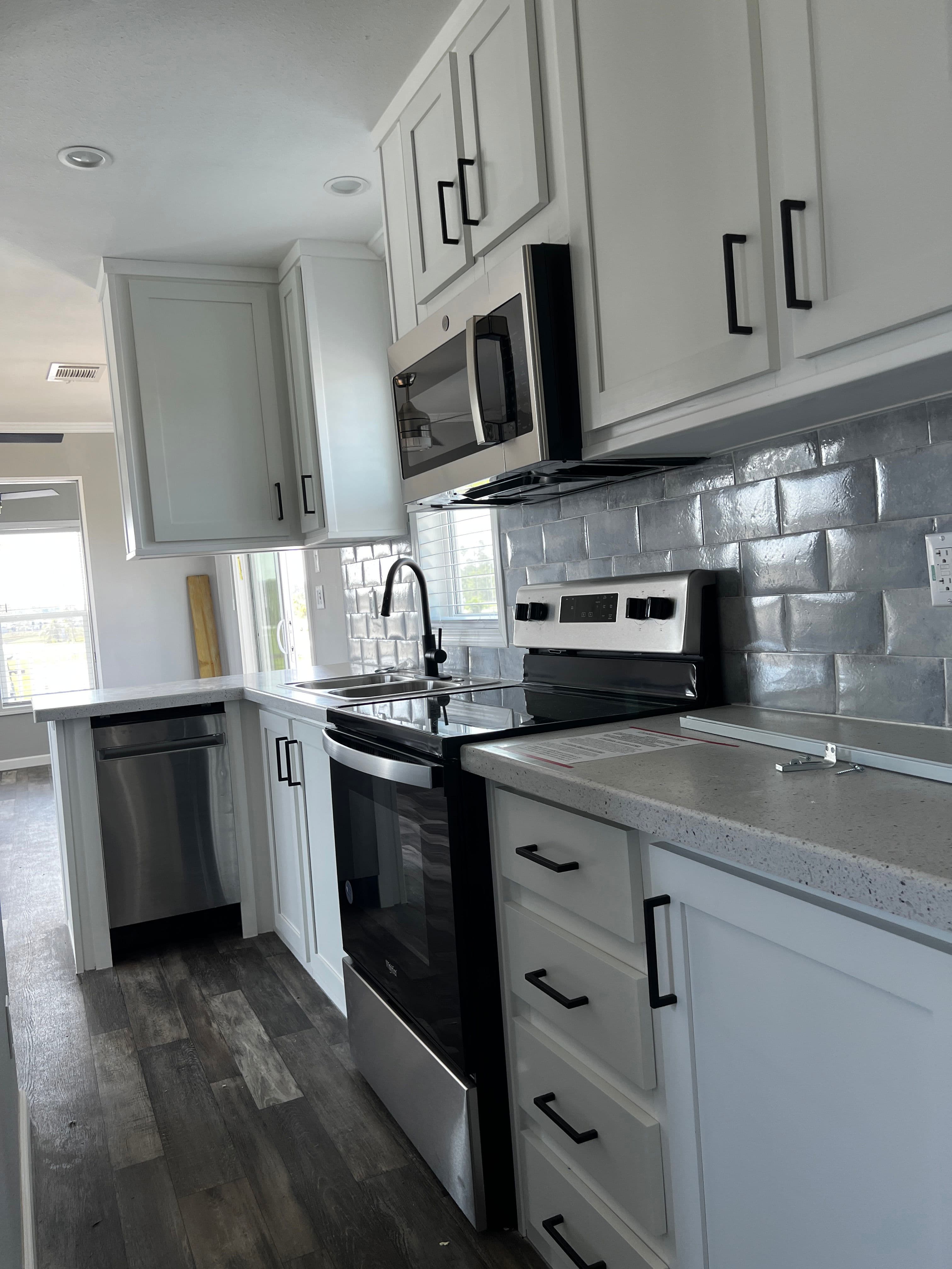 Hawk 12422a interior and kitchen home features