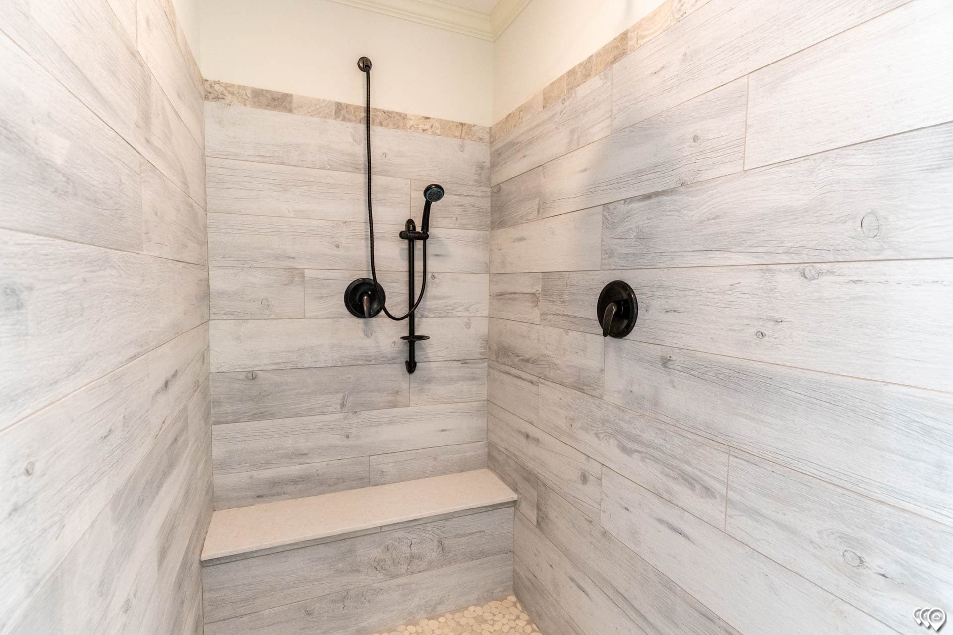 Aimon 4br bathroom home features