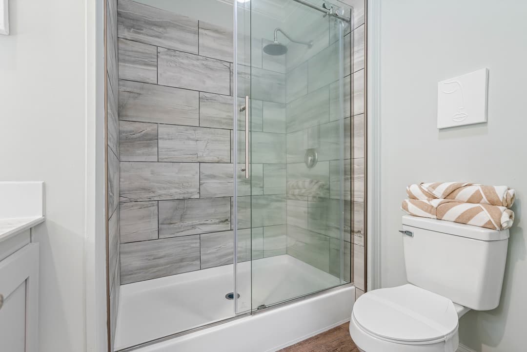 Daisy bathroom home features