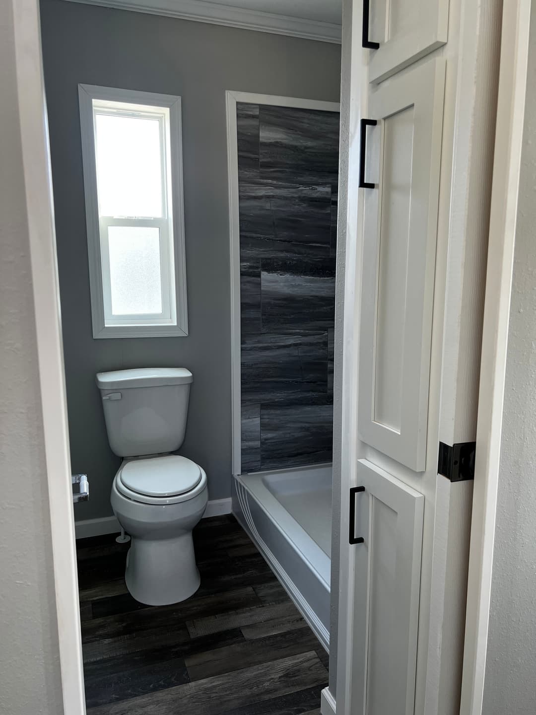 Hawk 12422a interior and bathroom home features