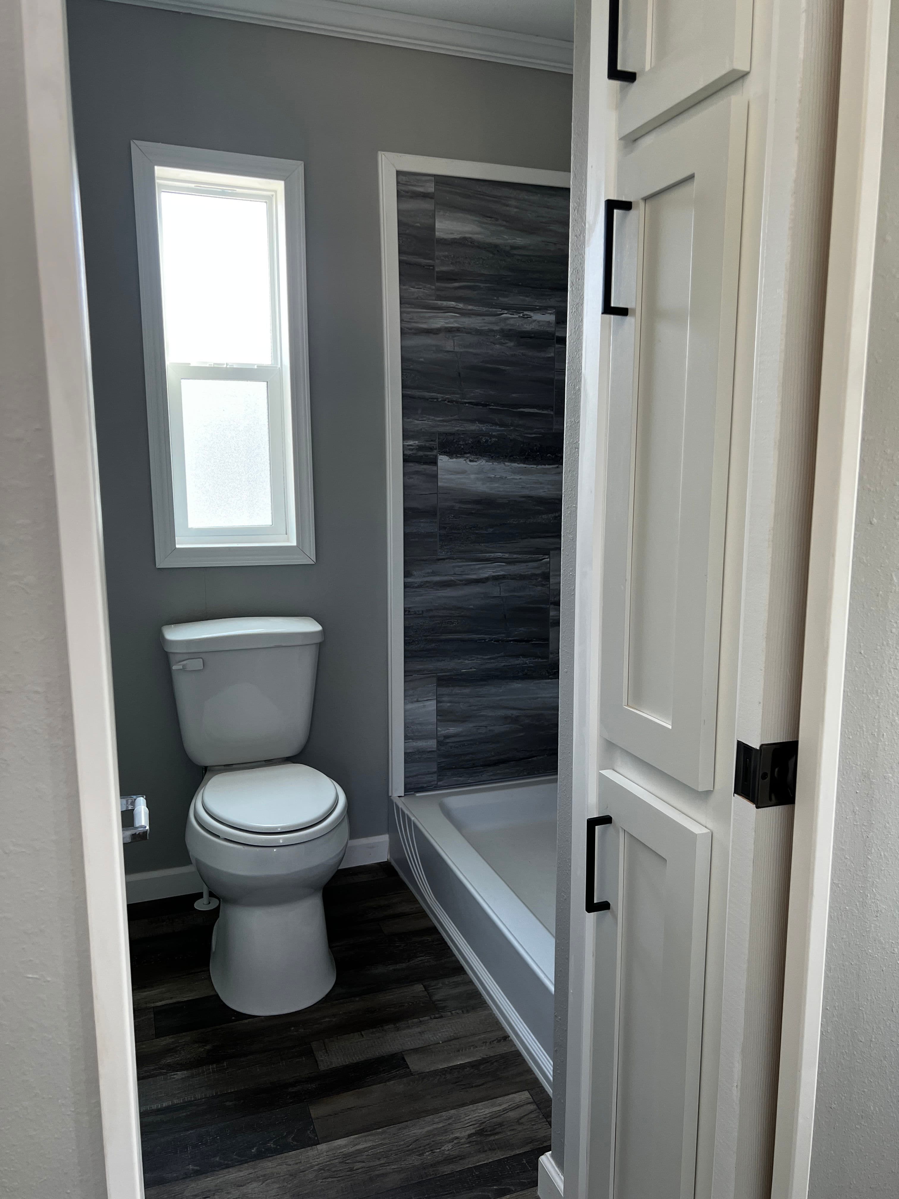 Hawk 12422a interior and bathroom home features