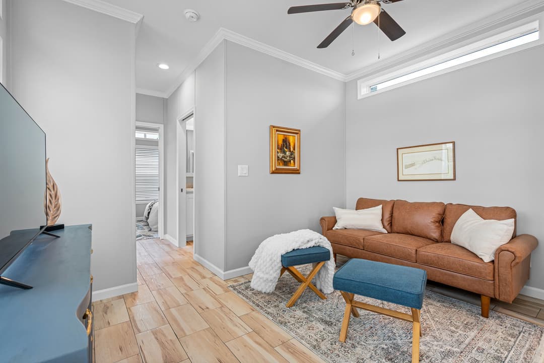 Daisy interior home features