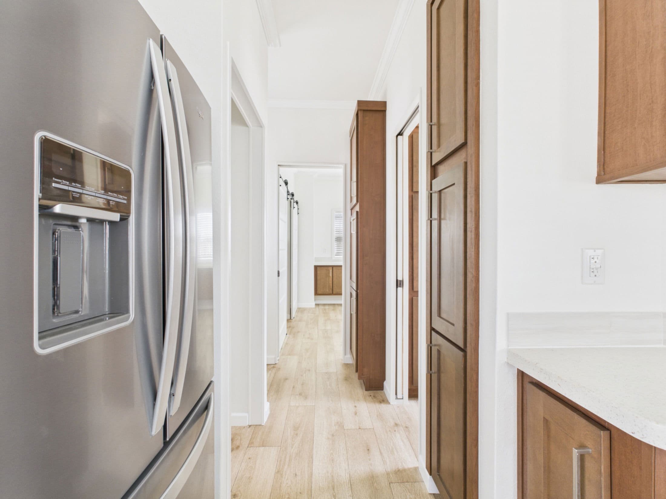 Hawk 13381c interior and kitchen home features